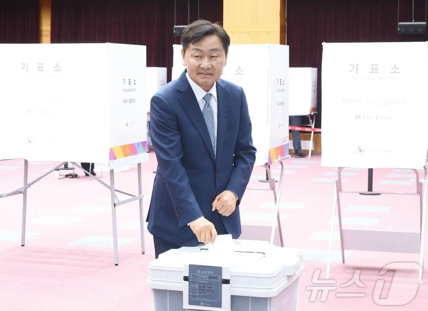 본문 이미지 - 김관영 무소속 전북도지사 후보가 29일 전북 전주시 전북특별자치도청에 마련된 사전투표소를 찾아 사전투표를 하고 있다. 2026.5.29 ⓒ 뉴스1 유경석 기자