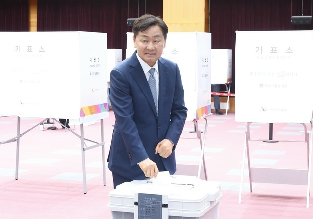 사전투표하는 김관영 무소속 전북도지사 후보
