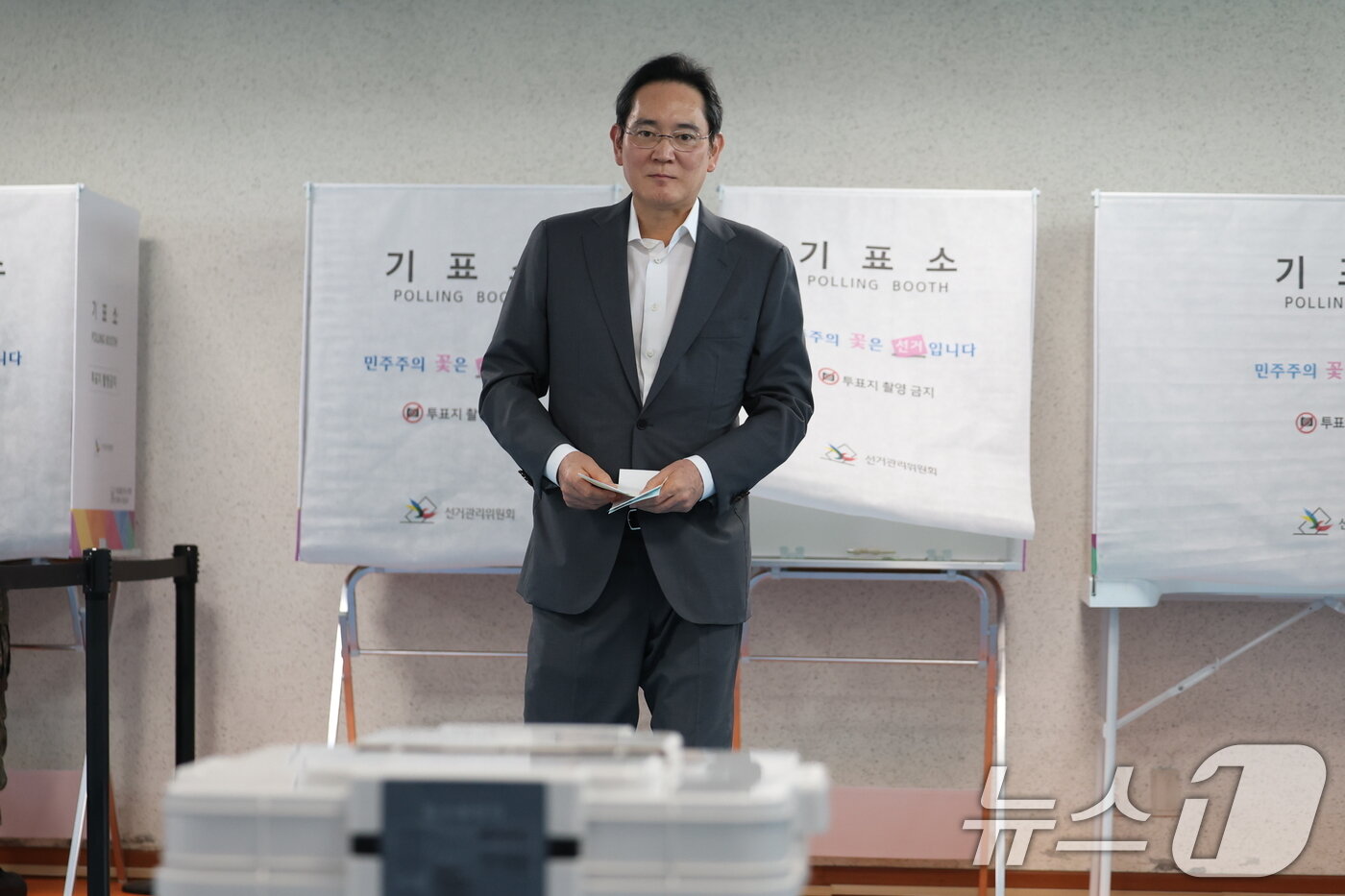 본문 이미지 - 이재용 삼성전자 회장이 제9회 전국동시지방선거 사전투표 첫날인 29일 오전 서울 용산구 한남동주민센터에 마련된 사전투표소에서 한 표를 행사하고 있다. 2026.5.29 ⓒ 뉴스1 오대일 기자