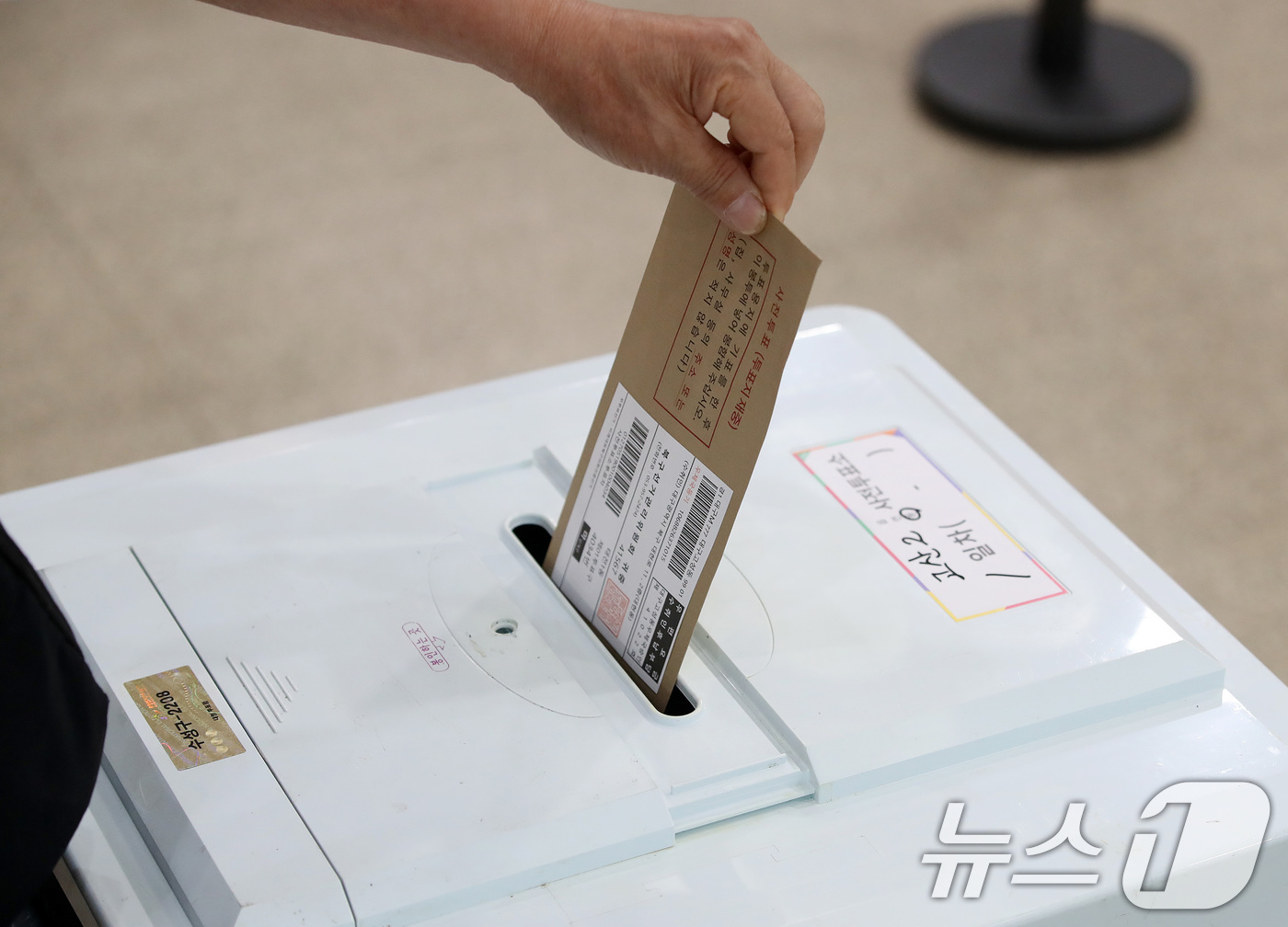 (대구=뉴스1) 공정식 기자 = 제9회 전국동시지방선거 사전투표 첫날인 29일 오전 대구 수성구 고산2동 행정복지센터에 마련된 사전투표소를 찾은 유권자가 투표하고 있다. 2026. …