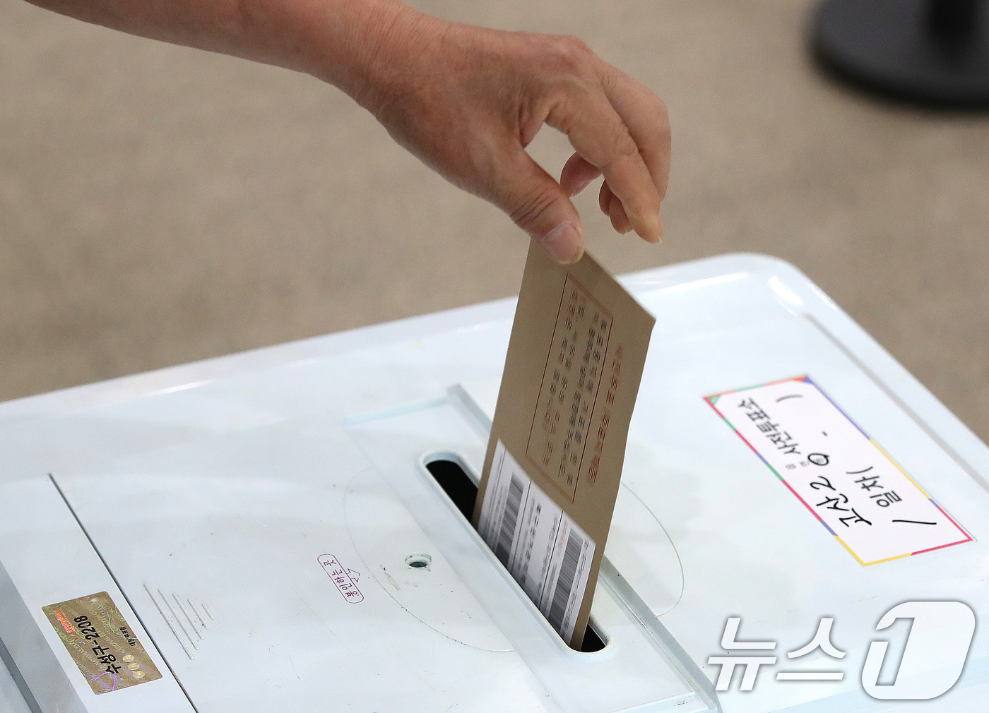 (대구=뉴스1) 공정식 기자 = 제9회 전국동시지방선거 사전투표 첫날인 29일 오전 대구 수성구 고산2동 행정복지센터에 마련된 사전투표소를 찾은 유권자가 투표하고 있다. 2026. …