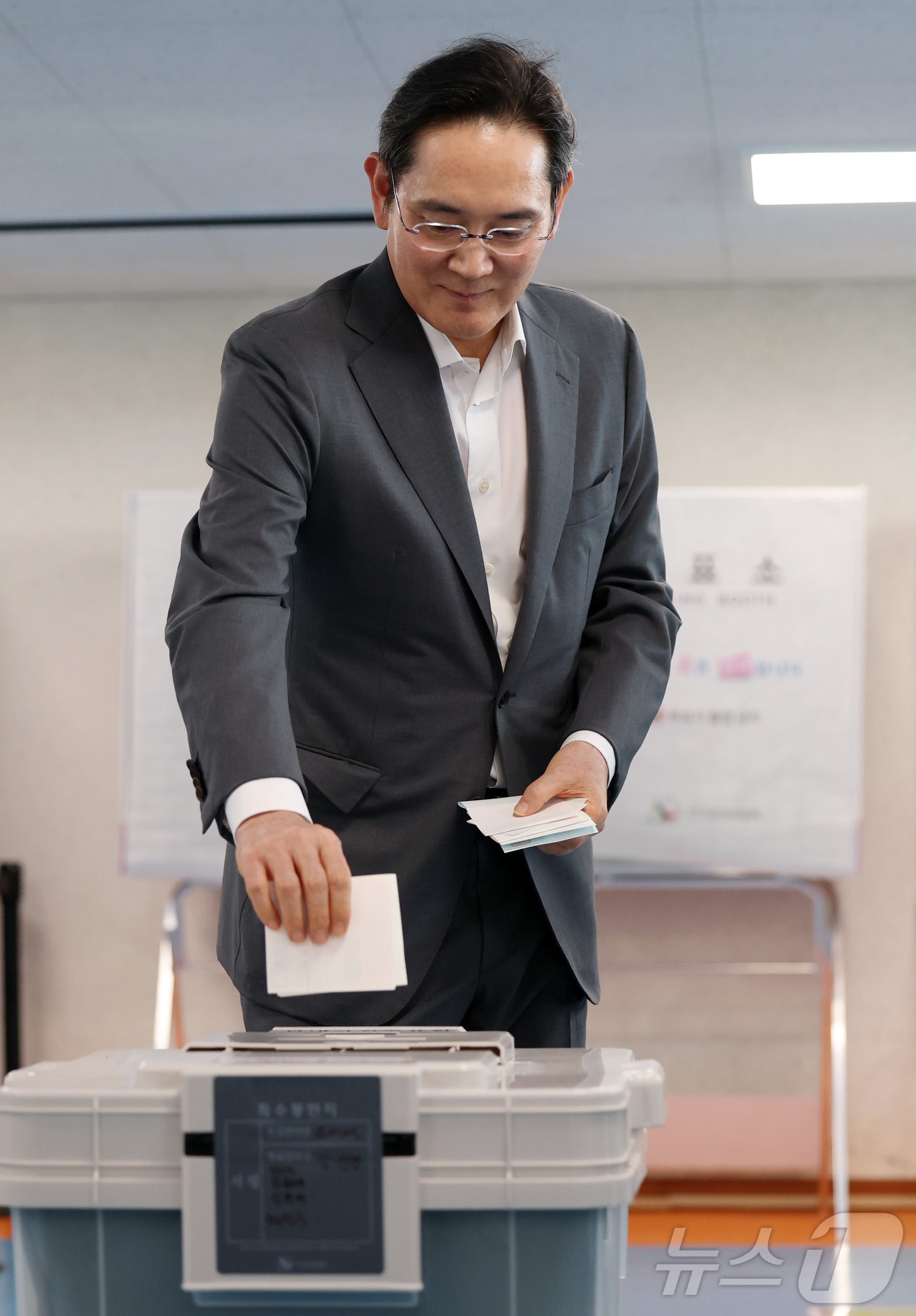 (서울=뉴스1) 오대일 기자 = 이재용 삼성전자 회장이 제9회 전국동시지방선거 사전투표 첫날인 29일 오전 서울 용산구 한남동주민센터에 마련된 사전투표소에서 한 표를 행사하고 있다 …