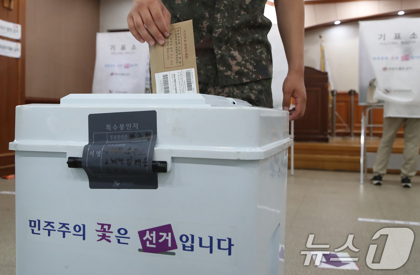 (대구=뉴스1) 공정식 기자 = 제9회 전국동시지방선거 사전투표 첫날인 29일 오전 대구 수성구 고산2동 행정복지센터에 마련된 사전투표소를 찾은 군 장병이 투표하고 있다. 2026 …