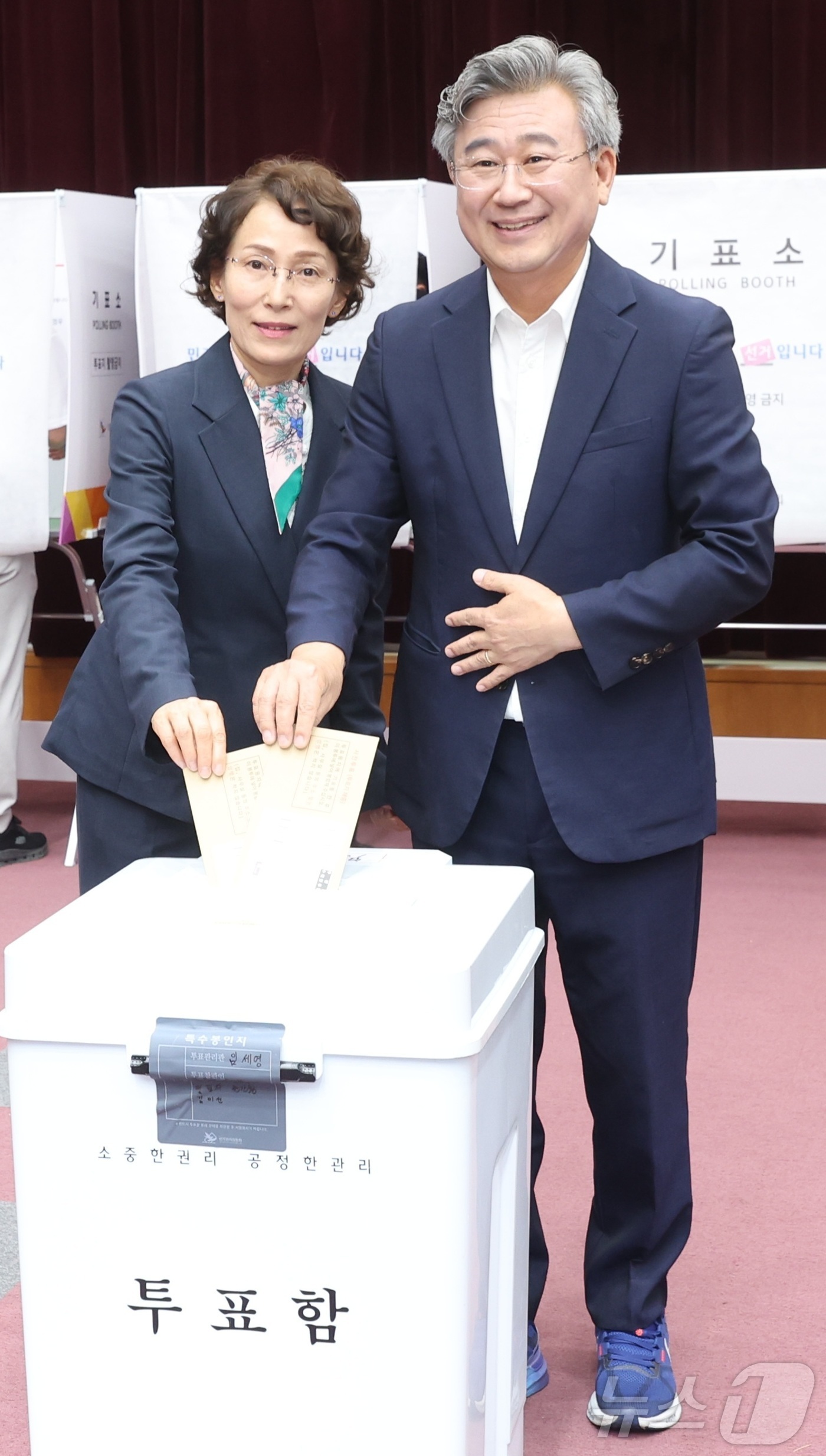(전주=뉴스1) 유경석 기자 = 천호성 전북교육감 후보와 배우자 박은미 씨가 29일 전북 전주시 전북특별자치도청에 마련된 사전투표소를 찾아 사전투표를 하고 있다. 2026.5.29 …