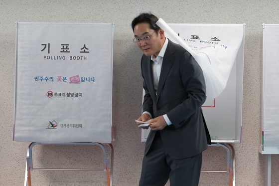 기표소 나서는 이재용 회장