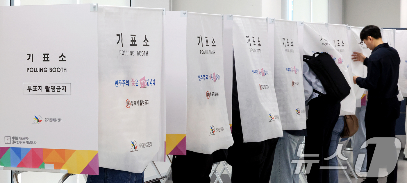 (서울=뉴스1) 이호윤 기자 = 전국동시지방선거 사전투표 첫날인 29일 서울 중구 사전투표소인 소공동행정복합청사에서 유권자들이 투표를 하고 있다. 2026.5.29/뉴스1
