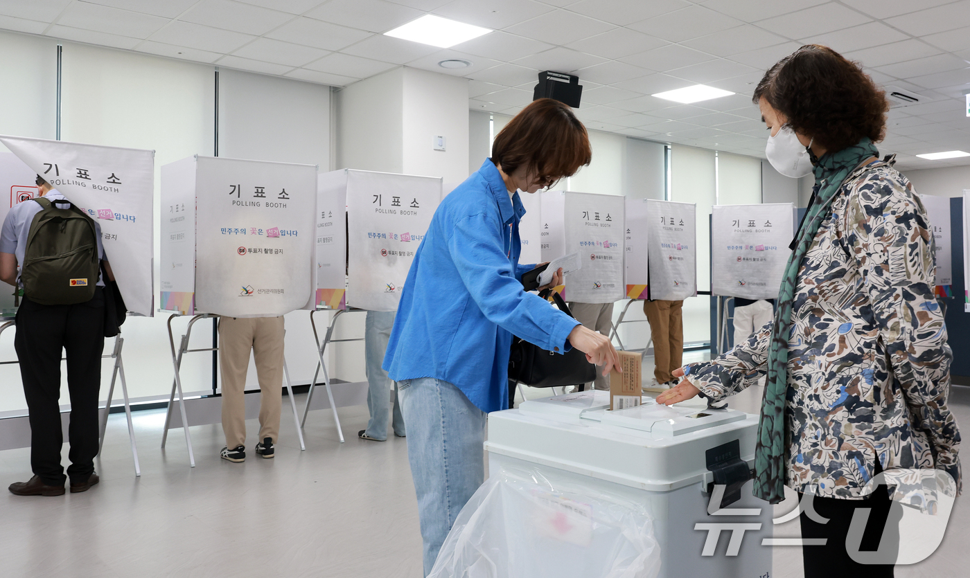 (서울=뉴스1) 이호윤 기자 = 전국동시지방선거 사전투표 첫날인 29일 서울 중구 사전투표소인 소공동행정복합청사에서 유권자들이 투표를 하고 있다.  2026.5.29/뉴스1