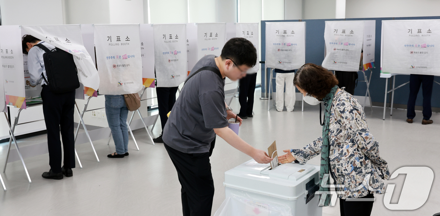 (서울=뉴스1) 이호윤 기자 = 전국동시지방선거 사전투표 첫날인 29일 서울 중구 사전투표소인 소공동행정복합청사에서 유권자들이 투표를 하고 있다. 2026.5.29/뉴스1