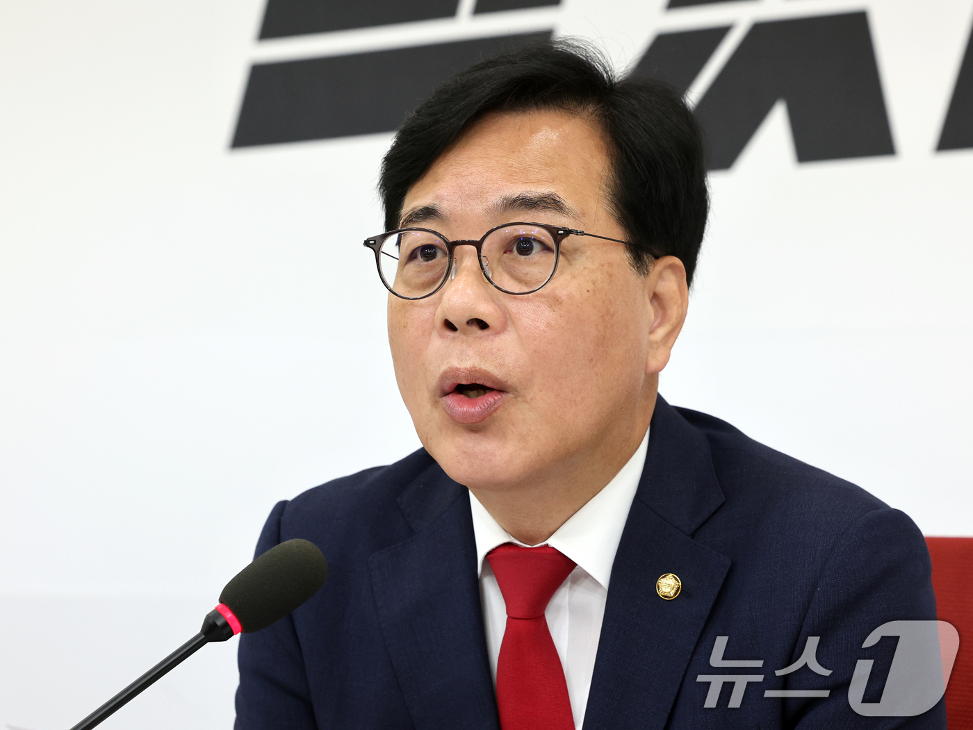 (서울=뉴스1) 황기선 기자 = 송언석 국민의힘 원내대표가 29일 오전 서울 여의도 국회에서 열린 경제 현안 기자간담회에서 모두발언을 하고 있다.  2026.5.29/뉴스1
