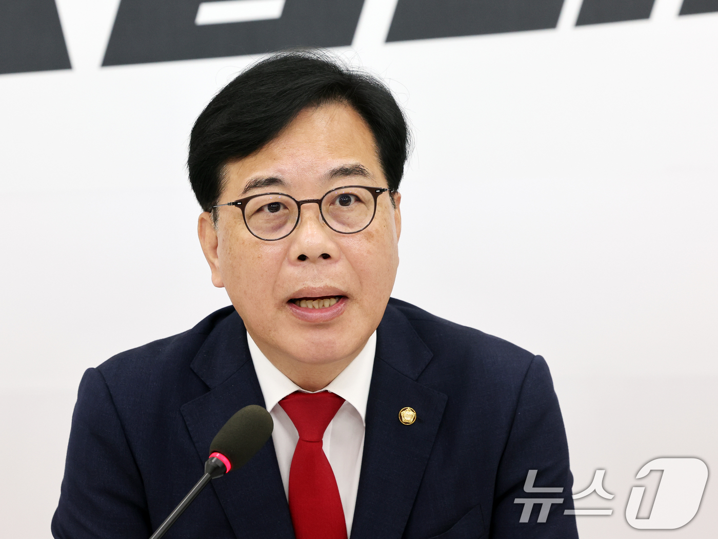 (서울=뉴스1) 황기선 기자 = 송언석 국민의힘 원내대표가 29일 오전 서울 여의도 국회에서 열린 경제 현안 기자간담회에서 모두발언을 하고 있다.  2026.5.29/뉴스1