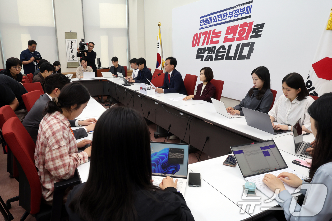 (서울=뉴스1) 황기선 기자 = 송언석 국민의힘 원내대표가 29일 오전 서울 여의도 국회에서 열린 경제 현안 기자간담회에서 모두발언을 하고 있다.  2026.5.29/뉴스1