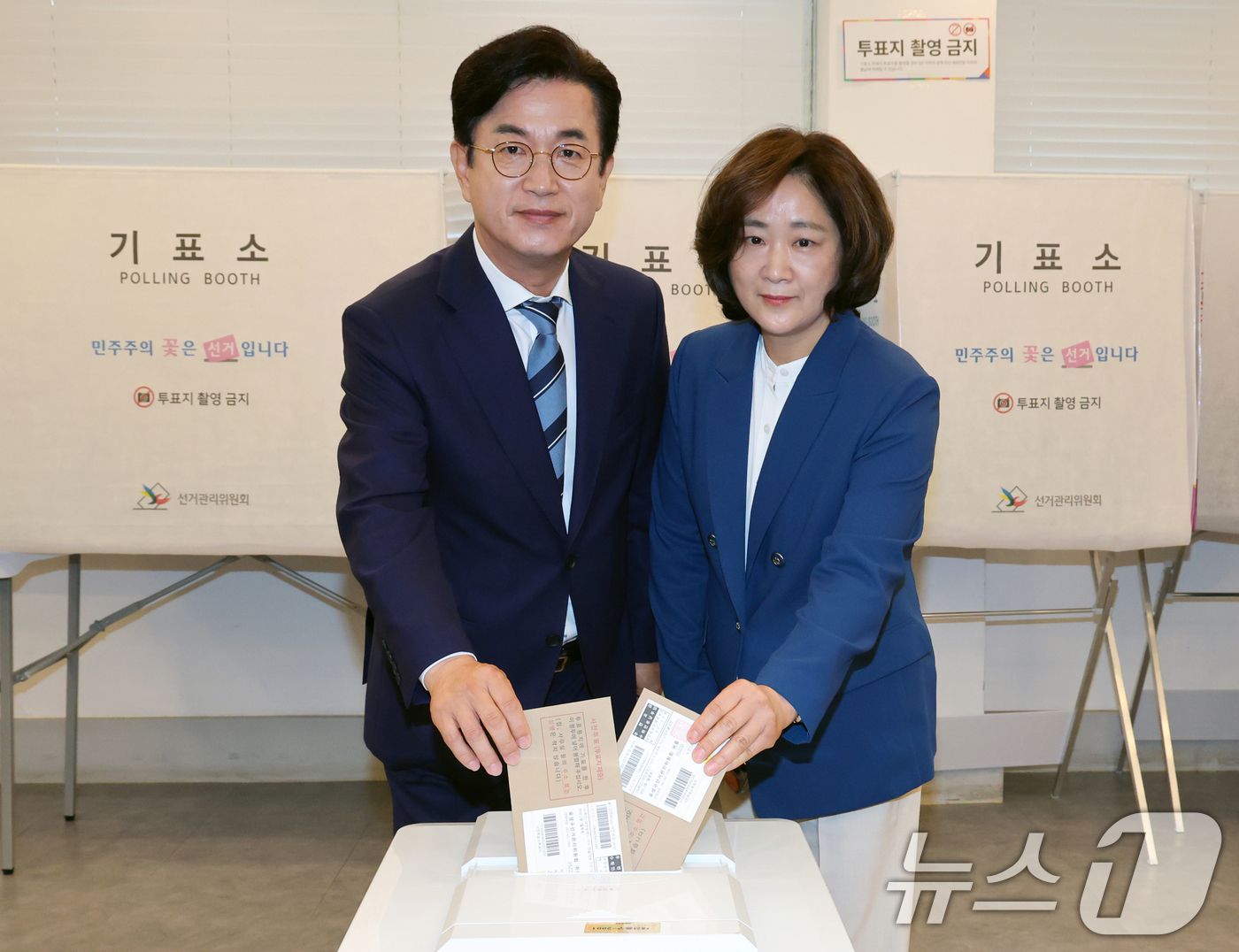 (대전=뉴스1) 김기태 기자 = 허태정 더불어민주당 대전시장 후보와 배우자 양창희 씨가 제9회 전국동시지방선거 사전투표일인 29일 대전 중구 은행선화동 사전투표소에서 투표하고 있다 …