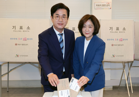 사전투표하는 허태정 대전시장 후보 내외