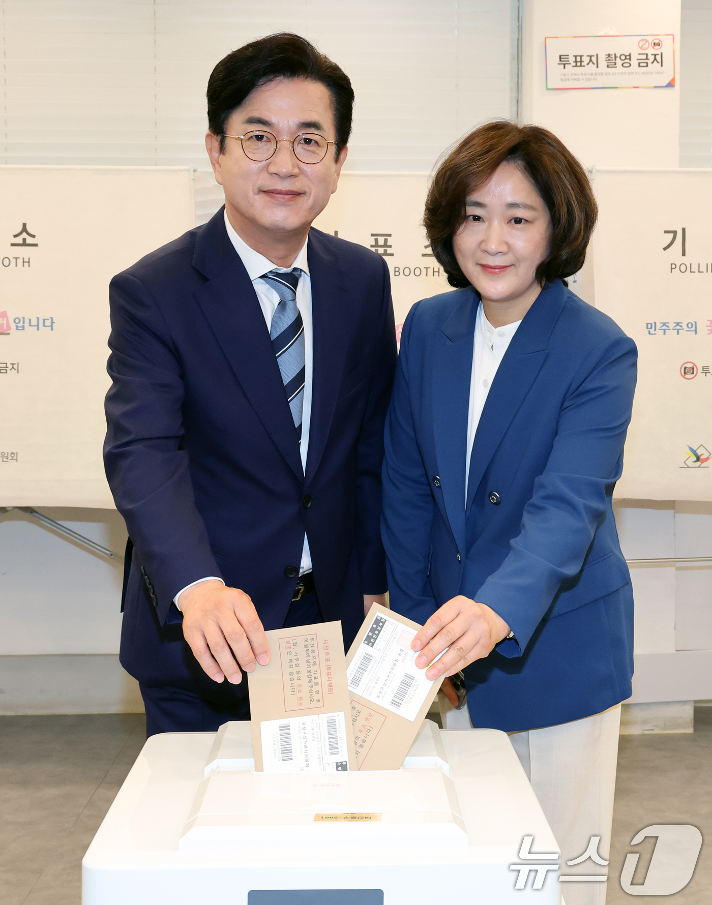 (대전=뉴스1) 김기태 기자 = 허태정 더불어민주당 대전시장 후보와 배우자 양창희 씨가 제9회 전국동시지방선거 사전투표일인 29일 대전 중구 은행선화동 사전투표소에서 투표하고 있다 …