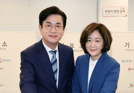 허태정 민주당 대전시장 후보 내외 사전투표