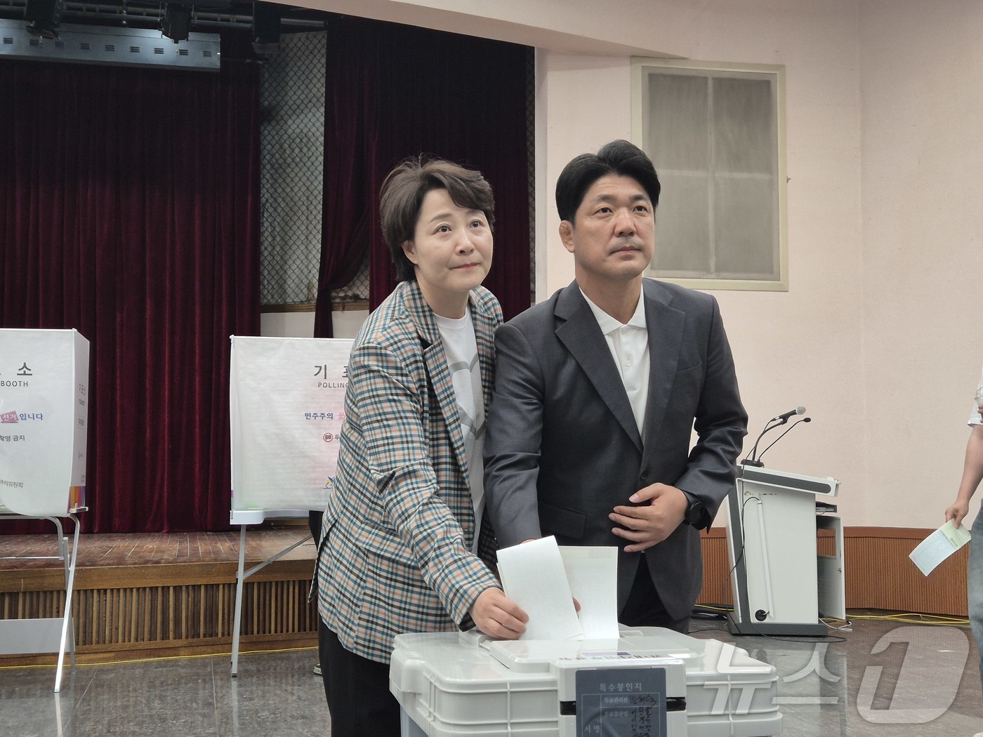 (하남=뉴스1) 양희문 기자 = 이용 국민의힘 경기 하남갑 국회의원 보궐선거 후보가 29일 하남시청에 마련된 6·3 전국동시지방선거 사전투표소를 찾아 한 표를 행사하고 있다. 20 …