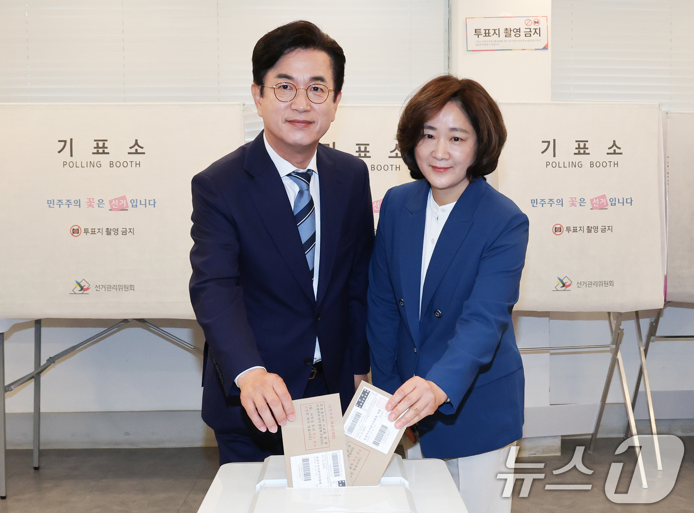 (대전=뉴스1) 김기태 기자 = 허태정 더불어민주당 대전시장 후보와 배우자 양창희 씨가 제9회 전국동시지방선거 사전투표일인 29일 대전 중구 은행선화동 사전투표소에서 투표하고 있다 …