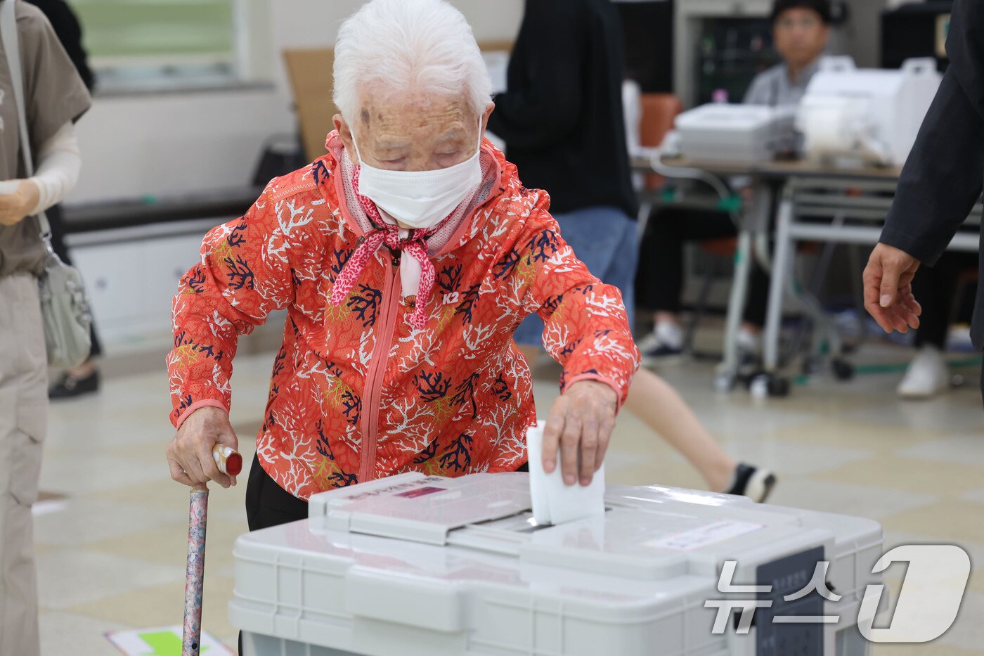 본문 이미지 - 전국동시지방선거 사전투표 첫날인 29일 광주 북구 일곡동 사전투표소에서 104세 어르신이 사전투표를 하고 있다. 2026.5.29 ⓒ 뉴스1 박지현 기자