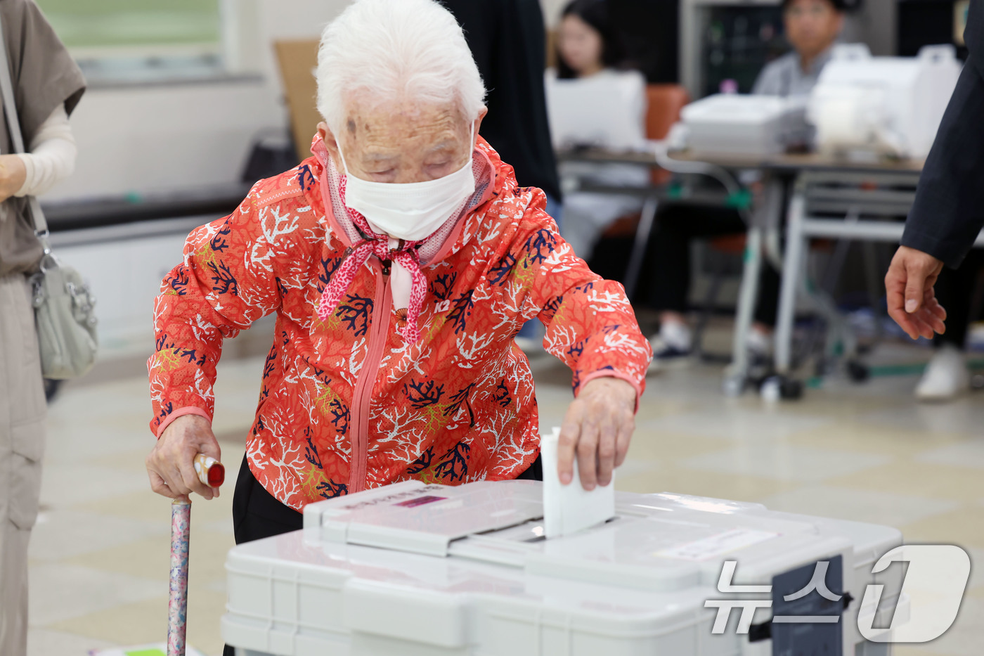 (광주=뉴스1) 박지현 기자 = 전국동시지방선거 사전투표 첫날인 29일 광주 북구 일곡동 사전투표소에서 104세 어르신이 사전투표를 마치고 손주의 도움을 받아 투표함으로 향하고 있 …