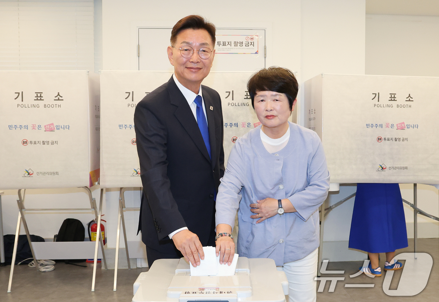 (대전=뉴스1) 김기태 기자 = 김제선 더불어민주당 대전 중구청장 후보가 제9회 전국동시지방선거 사전투표일인 29일 대전 중구 은행선화동 사전투표소에서 투표하고 있다. 2026.5 …