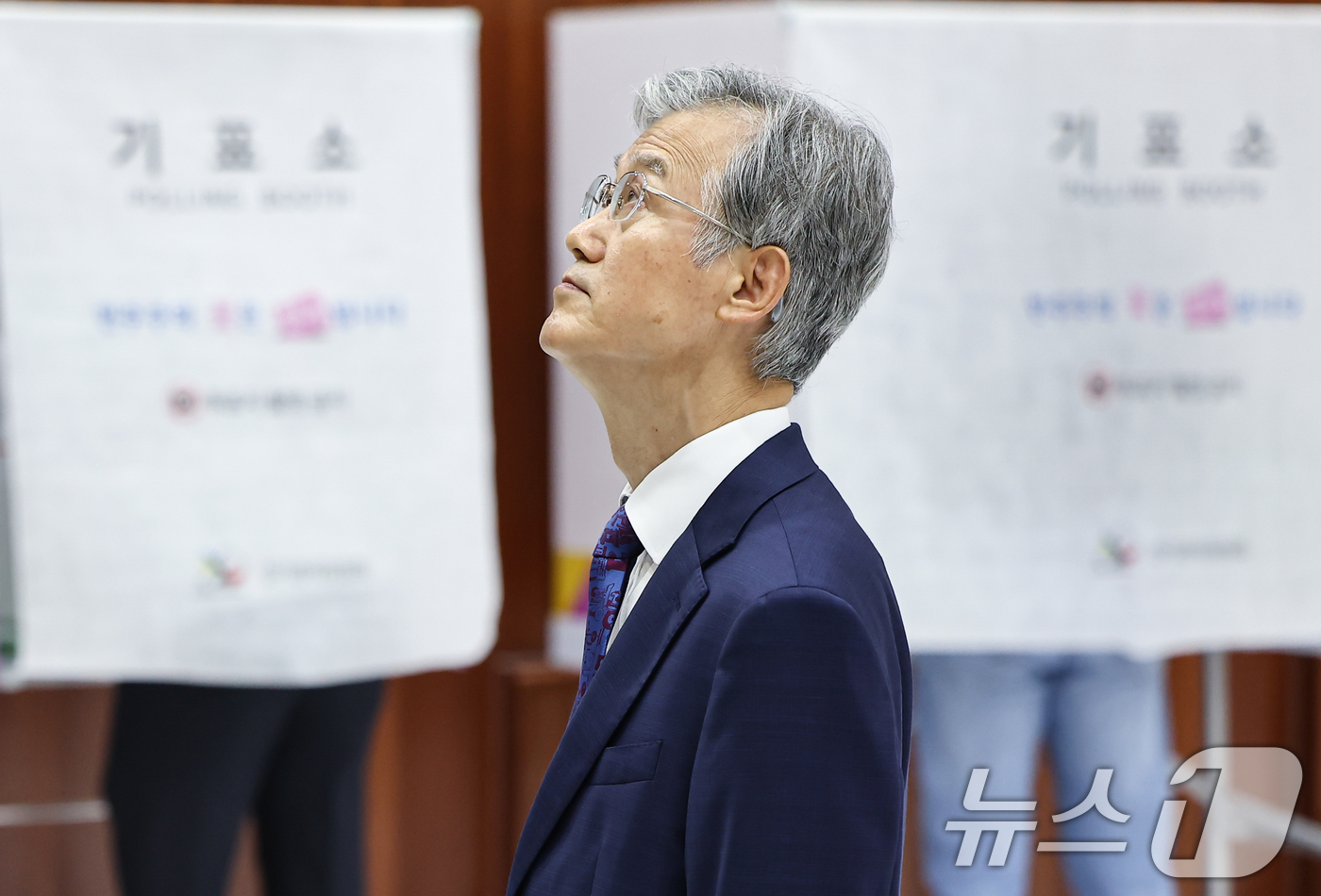 (서울=뉴스1) 김도우 기자 = 조희대 대법원장이 29일 서울 서초구 반포4동 주민센터에 마련된 제9회 전국동시지방선거 사전투표소에서 투표를 위해 투표용지 출력을 기다리고 있다. …