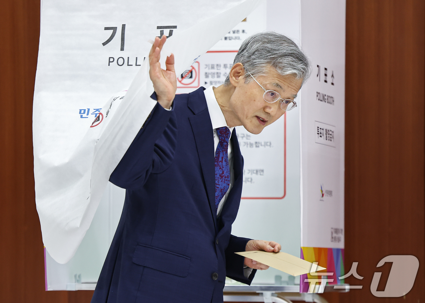 (서울=뉴스1) 김도우 기자 = 조희대 대법원장이 29일 서울 서초구 반포4동 주민센터에 마련된 제9회 전국동시지방선거 사전투표소에서 투표를 하고 있다. 2026.5.29/뉴스1