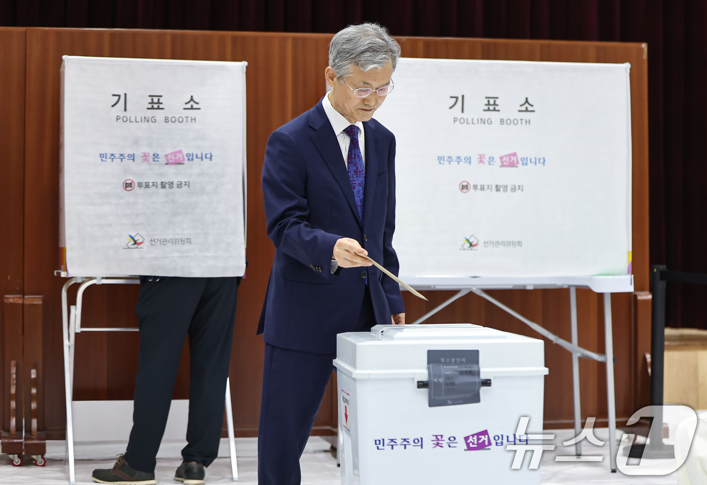 (서울=뉴스1) 김도우 기자 = 조희대 대법원장이 29일 서울 서초구 반포4동 주민센터에 마련된 제9회 전국동시지방선거 사전투표소에서 투표를 하고 있다. 2026.5.29/뉴스1
