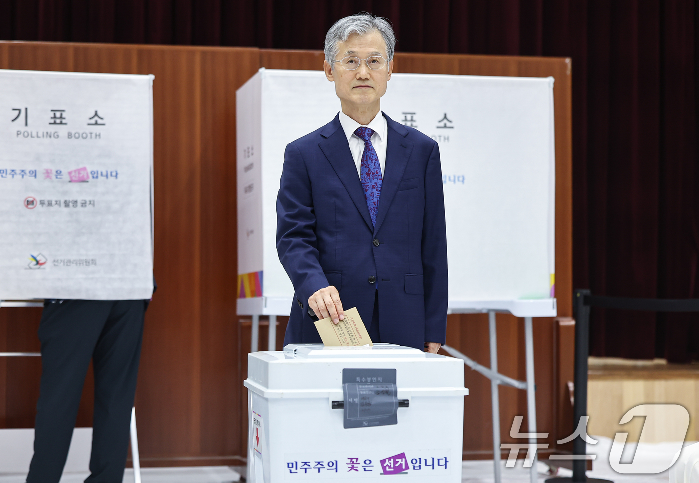 (서울=뉴스1) 김도우 기자 = 조희대 대법원장이 29일 서울 서초구 반포4동 주민센터에 마련된 제9회 전국동시지방선거 사전투표소에서 투표를 하고 있다. 2026.5.29/뉴스1