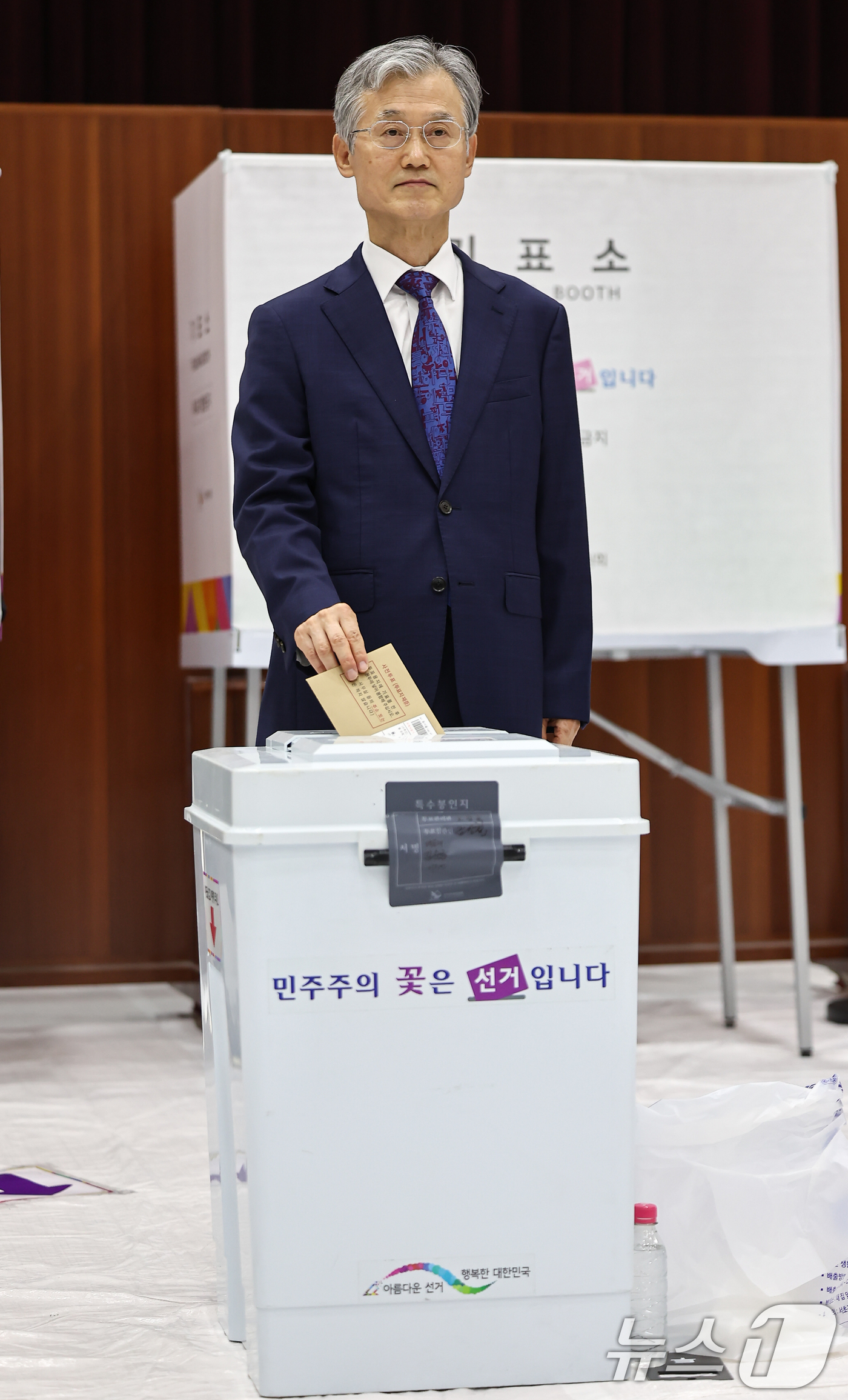 (서울=뉴스1) 김도우 기자 = 조희대 대법원장이 29일 서울 서초구 반포4동 주민센터에 마련된 제9회 전국동시지방선거 사전투표소에서 투표를 하고 있다. 2026.5.29/뉴스1