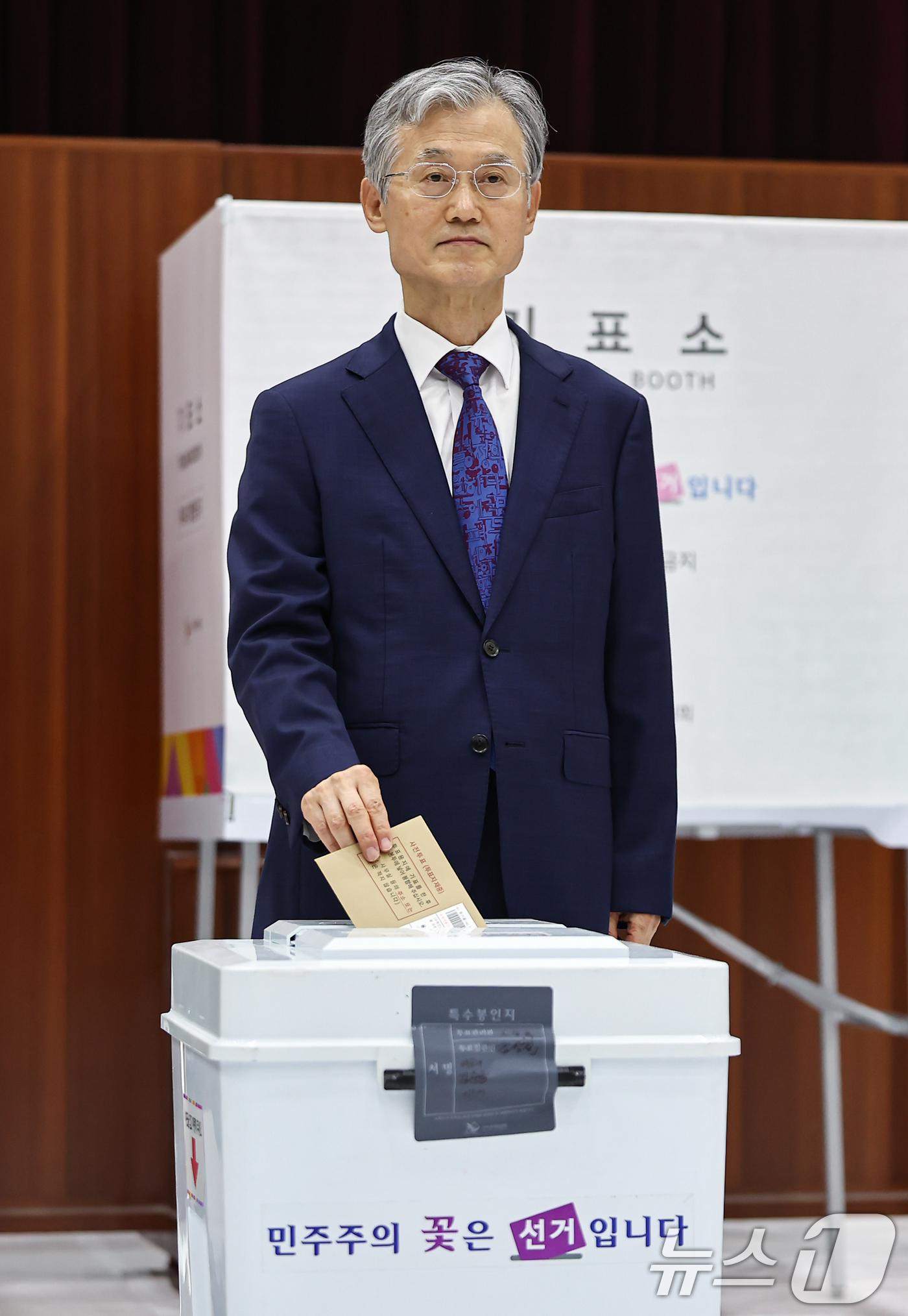 (서울=뉴스1) 김도우 기자 = 조희대 대법원장이 29일 서울 서초구 반포4동 주민센터에 마련된 제9회 전국동시지방선거 사전투표소에서 투표를 하고 있다. 2026.5.29/뉴스1