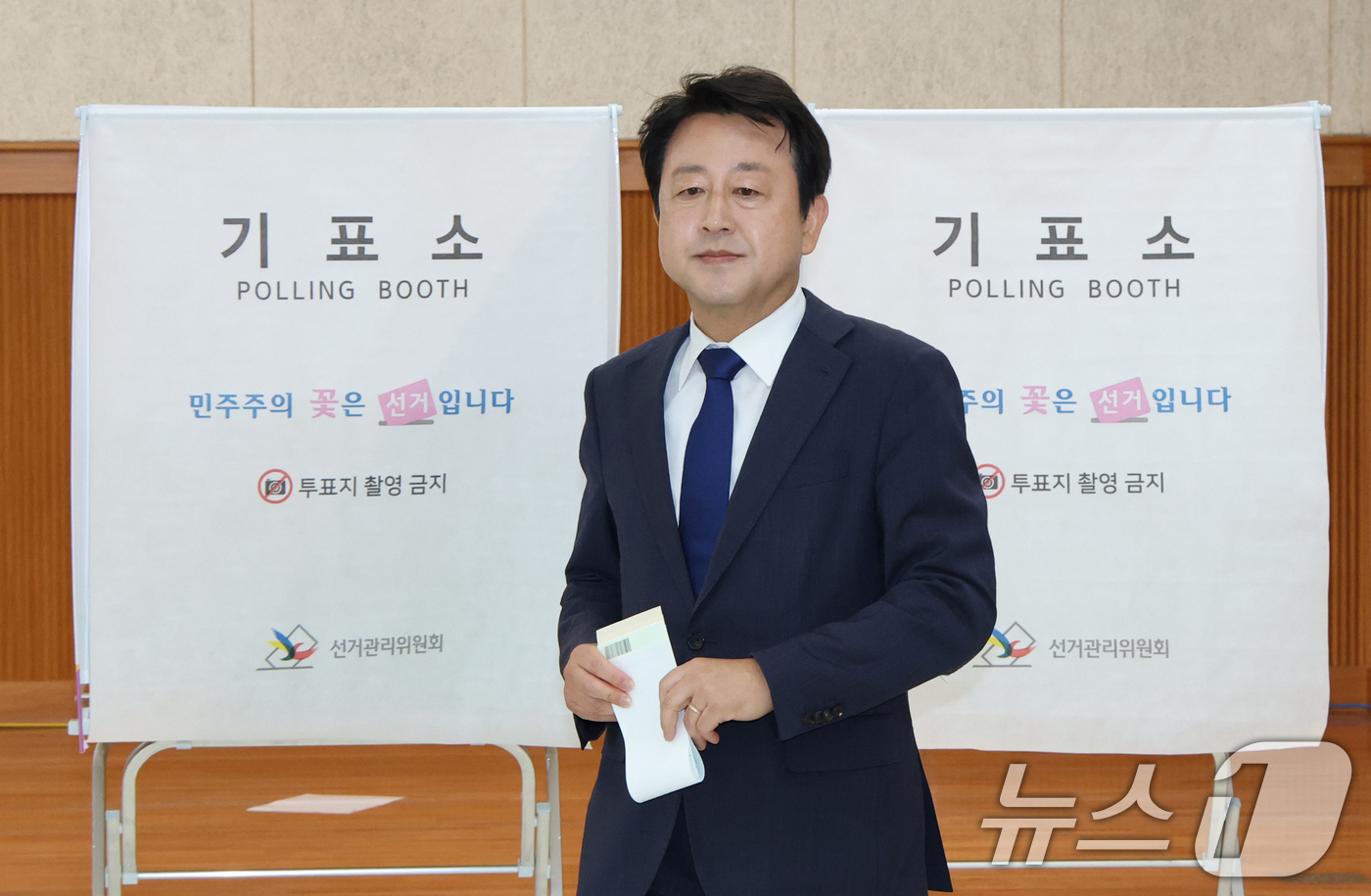 (평택=뉴스1) 김영운 기자 = 김용남 더불어민주당 경기 평택시을 국회의원 후보가 29일 경기 평택시 안중읍행정복지센터에 마련된 사전투표소에서 투표를 마치고 기표소를 나오고 있다. …