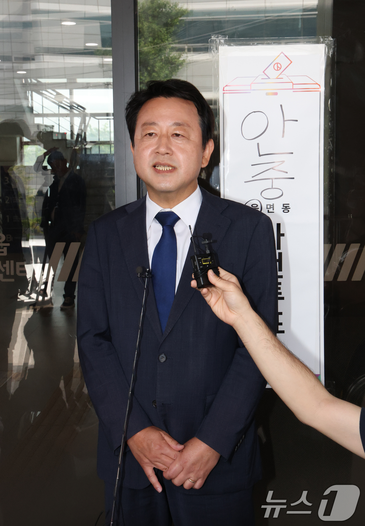 (평택=뉴스1) 김영운 기자 = 김용남 더불어민주당 경기 평택시을 국회의원 후보가 29일 경기 평택시 안중읍행정복지센터에 마련된 사전투표소에서 투표를 마치고 취재진의 질문에 답하고 …