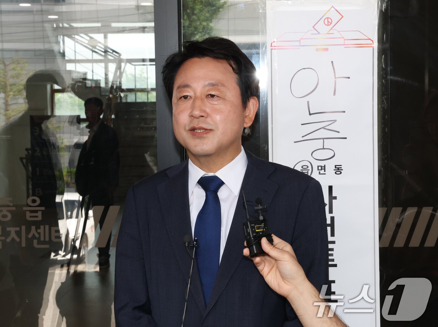 본문 이미지 - 김용남 더불어민주당 경기 평택시을 국회의원 후보가 29일 경기 평택시 안중읍행정복지센터에 마련된 사전투표소에서 투표를 마치고 취재진의 질문에 답하고 있다. 2026.5.29 ⓒ 뉴스1 김영운 기자