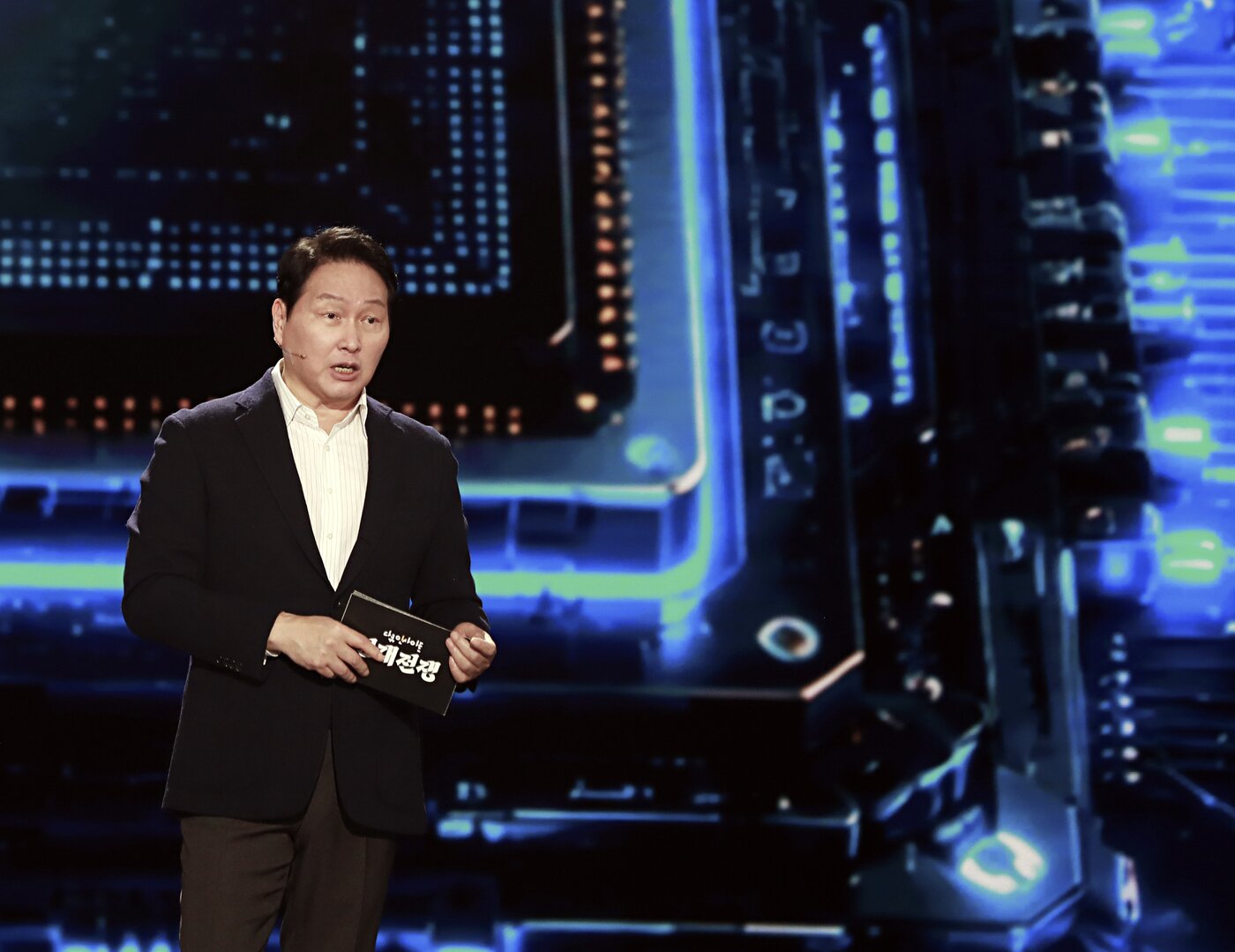 본문 이미지 - 최태원 SK그룹 회장 겸 대한상공회의소 회장이 28일 KBS가 방송한 '인재전쟁2'에서 질문에 답을 하고 있다.(SK 제공)/뉴스1