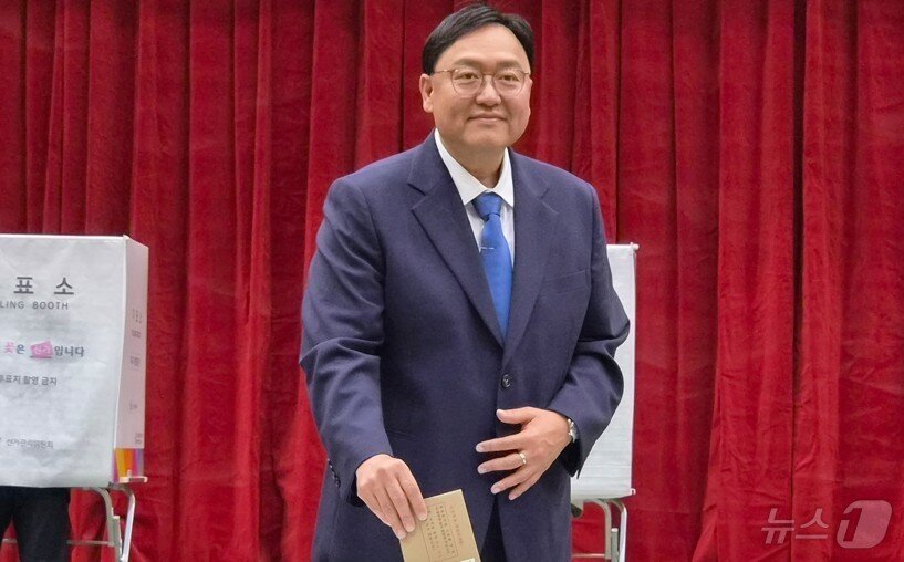 본문 이미지 - 조상호 더불어민주당 세종시장 후보가 9회 전국동시지방선거 사전투표일인 29일 세종시 나성동 행정복지센터에 마련된 사전투표소에서 투표를 하고 있다. 2026.5.29 ⓒ 뉴스1 장동열 기자