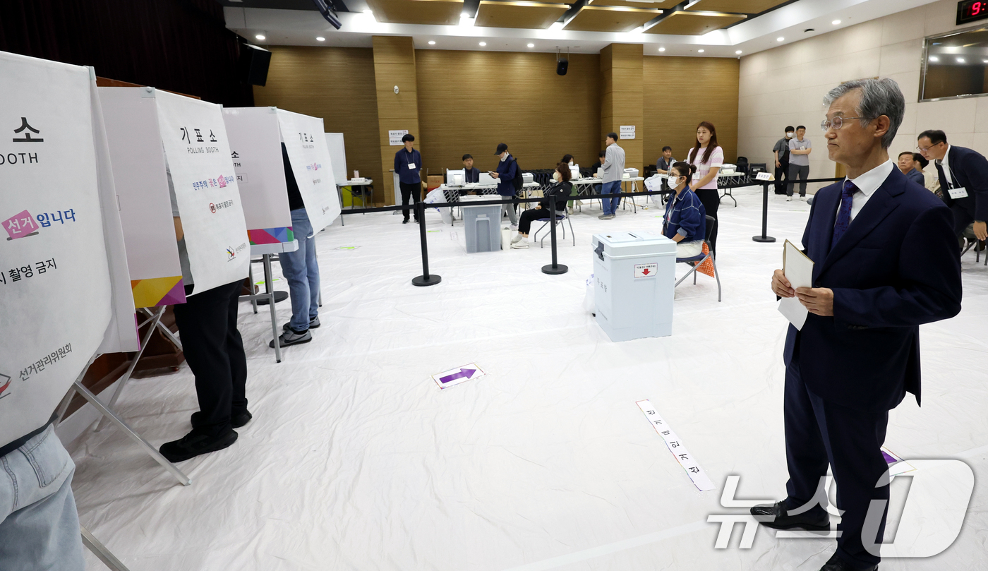 (서울=뉴스1) 김도우 기자 = 조희대 대법원장이 제9회 전국동시지방선거 사전투표일인 29일 오전 서울 반포4동주민센터에 마련된 사전투표소에서 투표를 위해 기다리고 있다. (공동취 …
