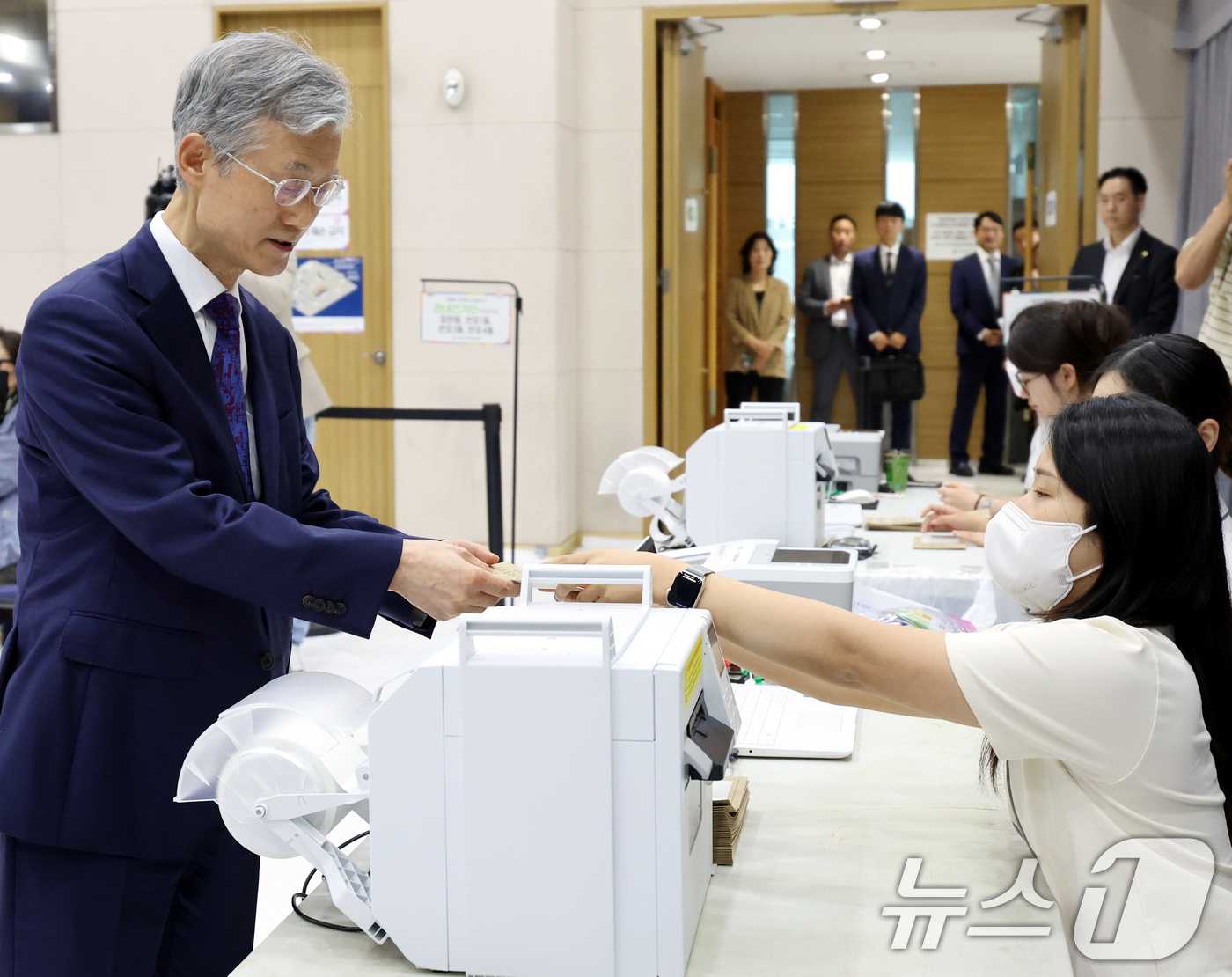 (서울=뉴스1) 김도우 기자 = 조희대 대법원장이 제9회 전국동시지방선거 사전투표일인 29일 오전 서울 반포4동주민센터에 마련된 사전투표소에서 투표용지를 받고 있다. (공동취재) …