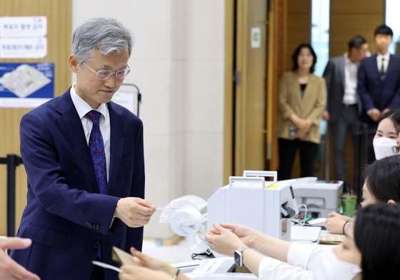 사전투표하는 조희대 대법원장