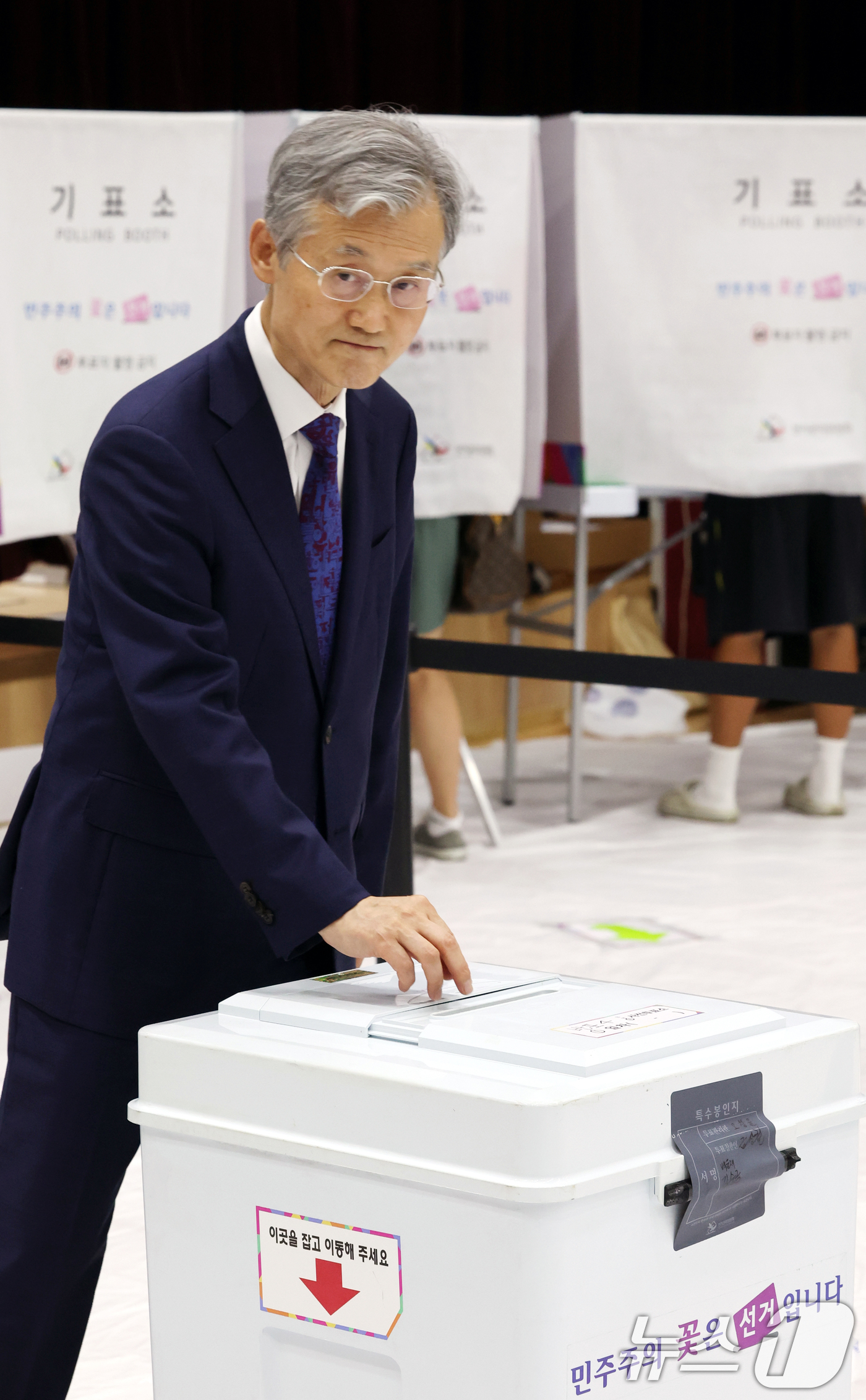 (서울=뉴스1) 김도우 기자 = 조희대 대법원장이 제9회 전국동시지방선거 사전투표일인 29일 오전 서울 반포4동주민센터에 마련된 사전투표소에서 사전투표를 하고 있다. (공동취재) …