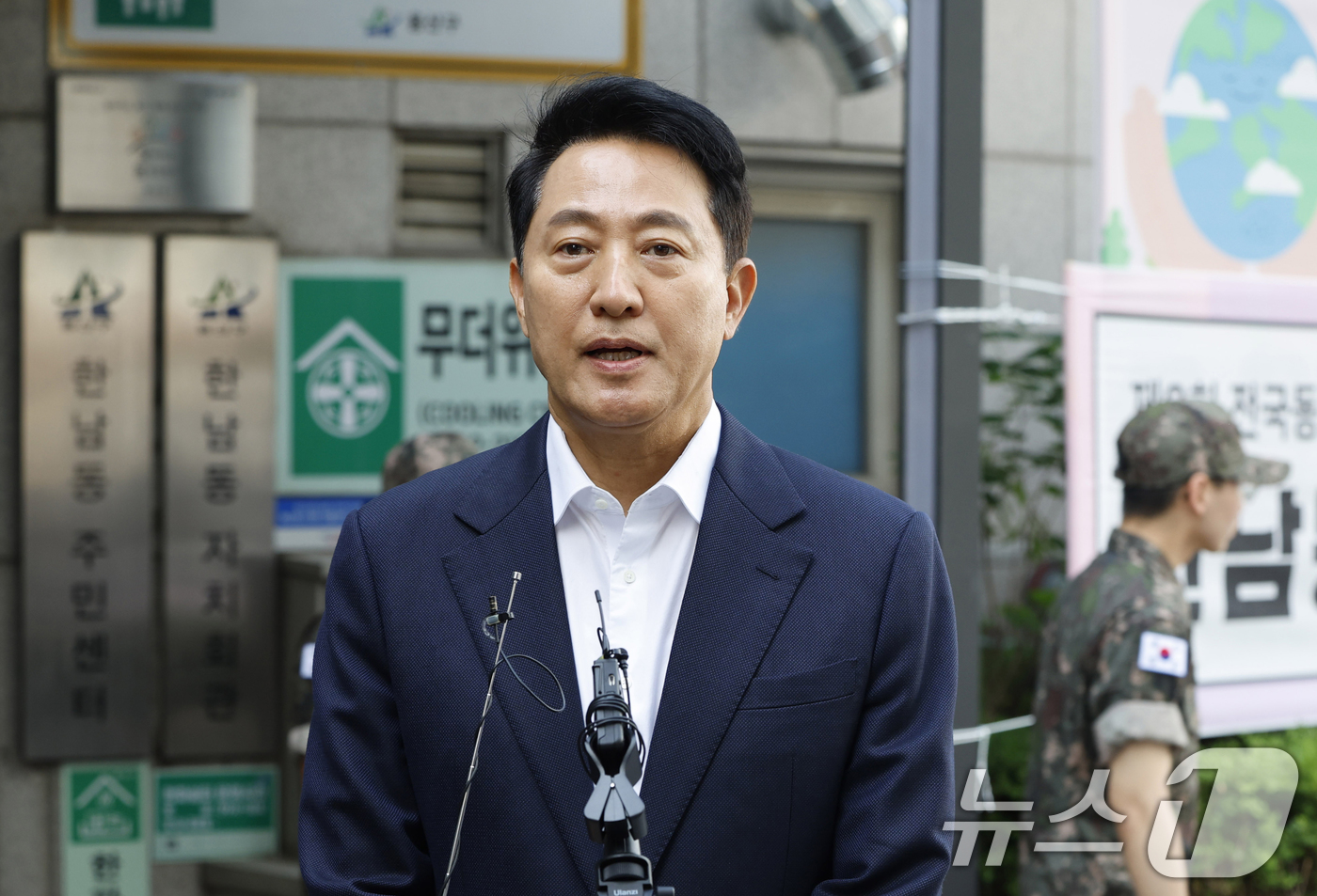 (서울=뉴스1) 오대일 기자 = 오세훈 국민의힘 서울시장 후보가 제9회 전국동시지방선거 사전투표 첫날인 29일 오전 서울 용산구 한남동주민센터에 마련된 사전투표소에서 한 표를 행사 …