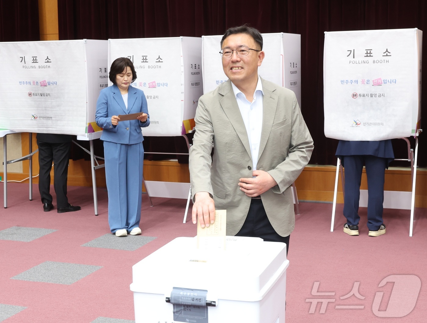 (전주=뉴스1) 유경석 기자 = 백승재 진보당 전북도지사 후보가 29일 전북 전주시 전북특별자치도청에 마련된 사전투표소를 찾아 사전투표를 하고 있다. 2026.5.29/뉴스1