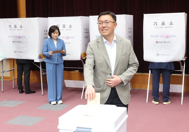사전투표하는 백승재 진보당 전북도지사 후보