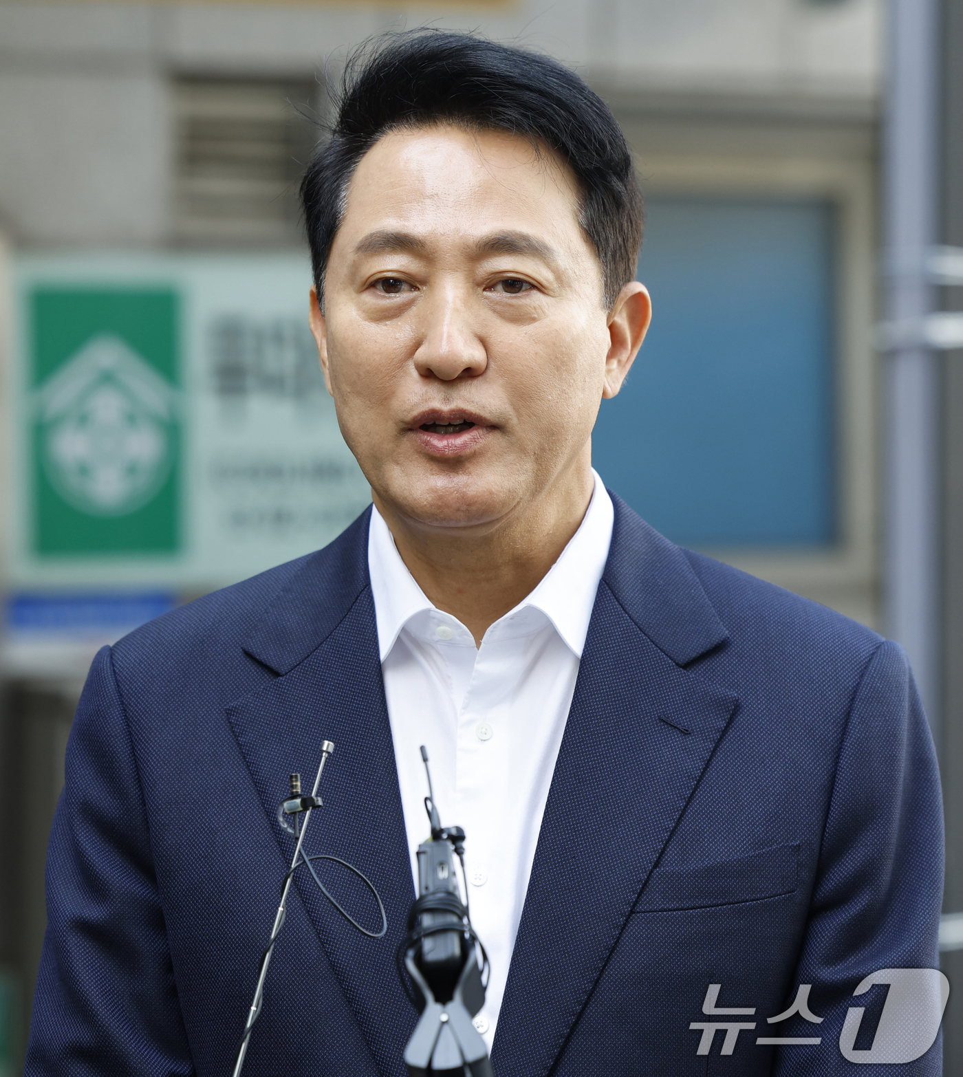(서울=뉴스1) 오대일 기자 = 오세훈 국민의힘 서울시장 후보가 제9회 전국동시지방선거 사전투표 첫날인 29일 오전 서울 용산구 한남동주민센터에 마련된 사전투표소에서 한 표를 행사 …