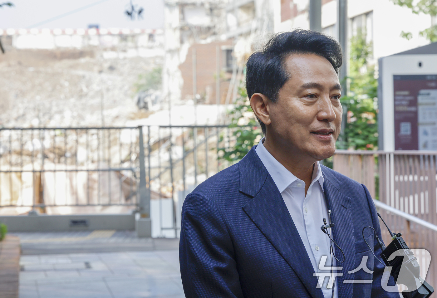 (서울=뉴스1) 오대일 기자 = 오세훈 국민의힘 서울시장 후보가 제9회 전국동시지방선거 사전투표 첫날인 29일 오전 서울 용산구 한남동주민센터에 마련된 사전투표소에서 한 표를 행사 …