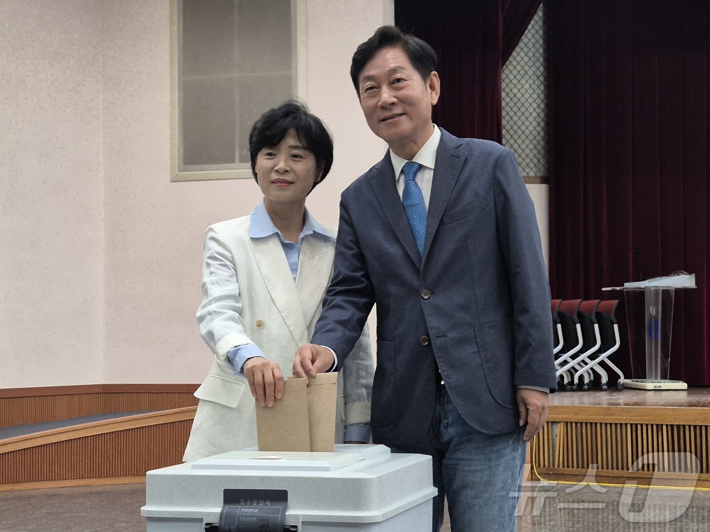 (하남=뉴스1) 양희문 기자 = 강병덕 더불어민주당 경기 하남시장 후보 내외가 29일 하남시청에 마련된 6·3 전국동시지방선거 사전투표장에서 한 표를 행사하고 있다. 2026.5. …