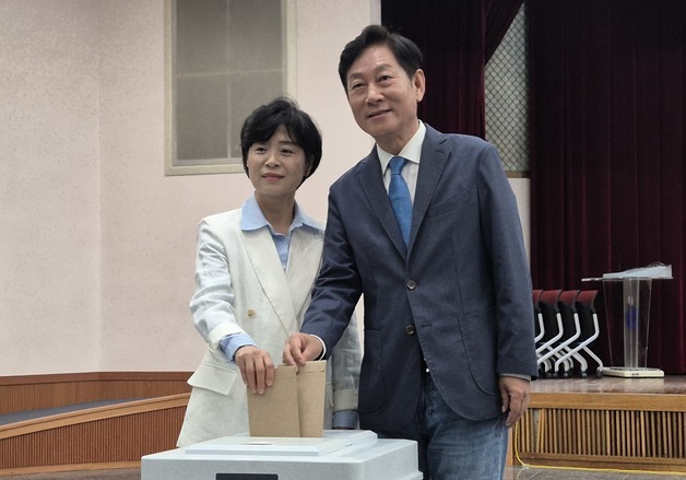 강병덕 민주당 하남시장 후보 내외 사전투표