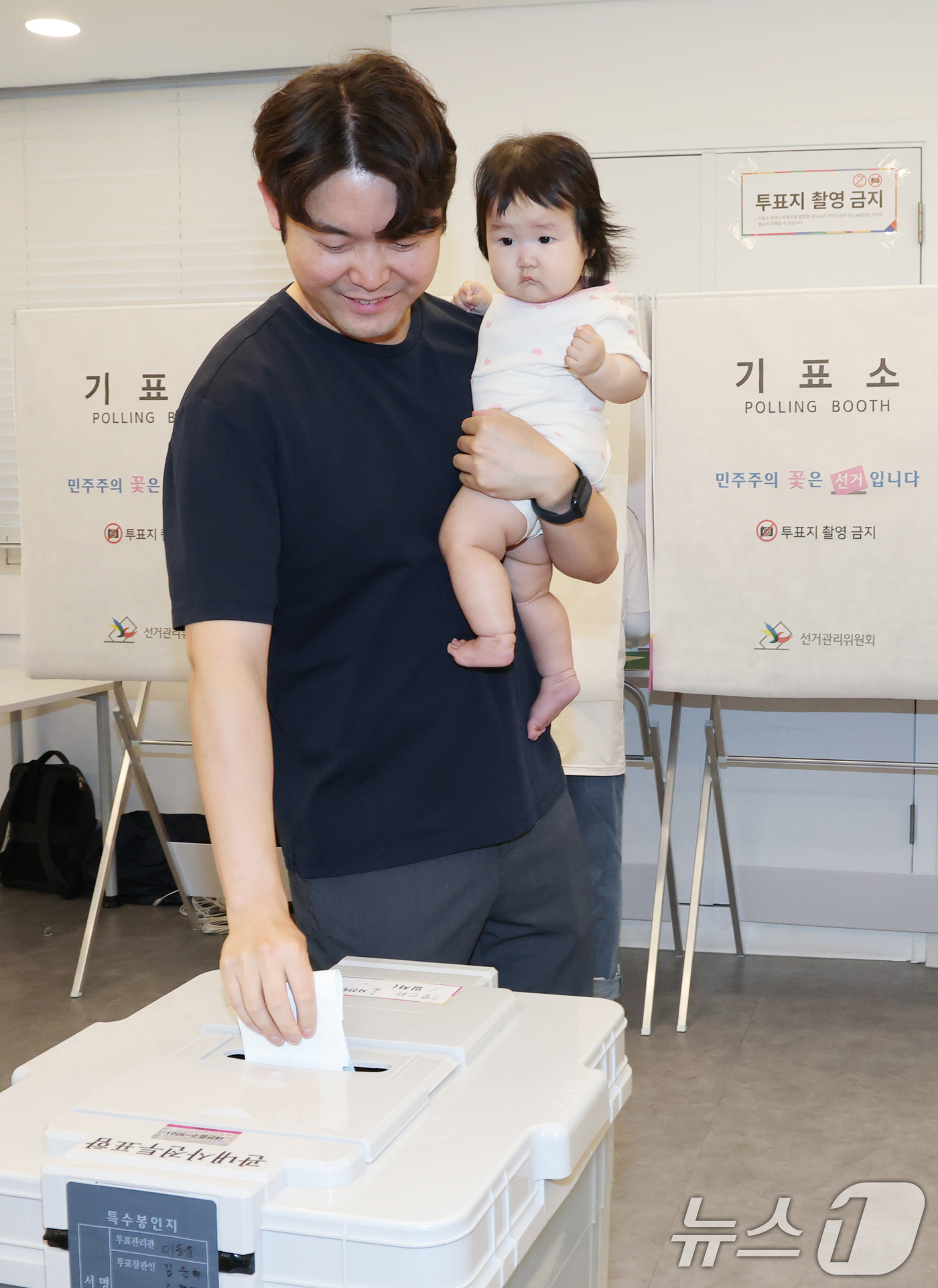 (대전=뉴스1) 김기태 기자 = 제9회 전국동시지방선거 사전투표가 시작된 29일 대전 중구 은행선화동 사전투표소에서 시민들이 투표에 참여하고 있다. 2026.5.29/뉴스1