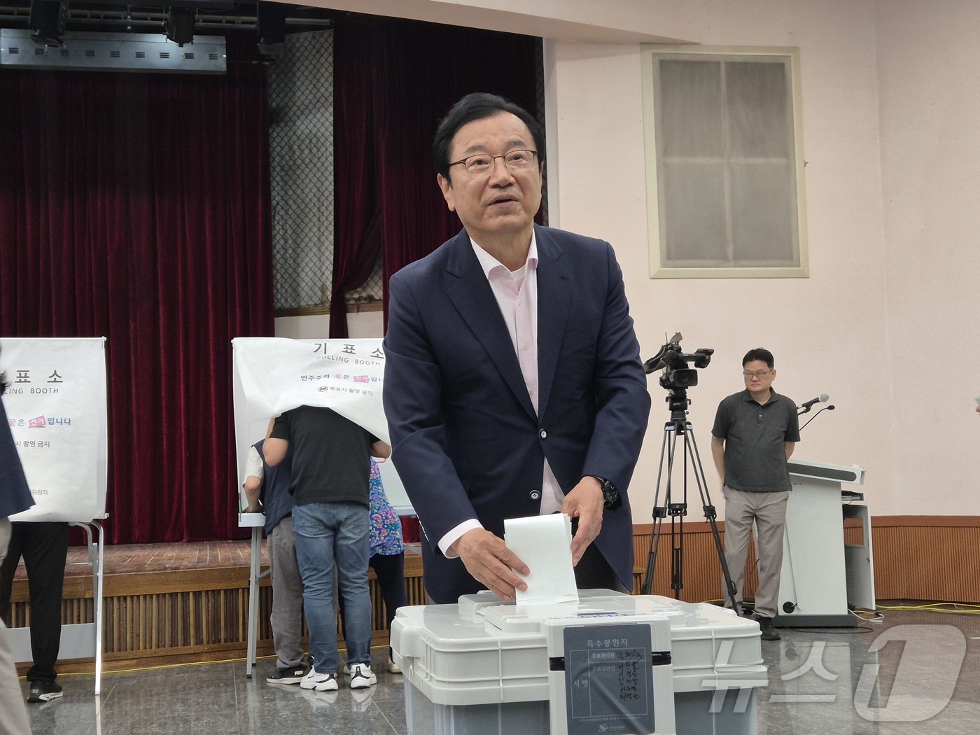 (하남=뉴스1) 양희문 기자 = 이현재 국민의힘 경기 하남시장 후보가 29일 하남시청에 마련된 6·3 전국동시지방선거 사전투표장에서 한 표를 행사하고 있다. 2026.5.29/뉴스 …