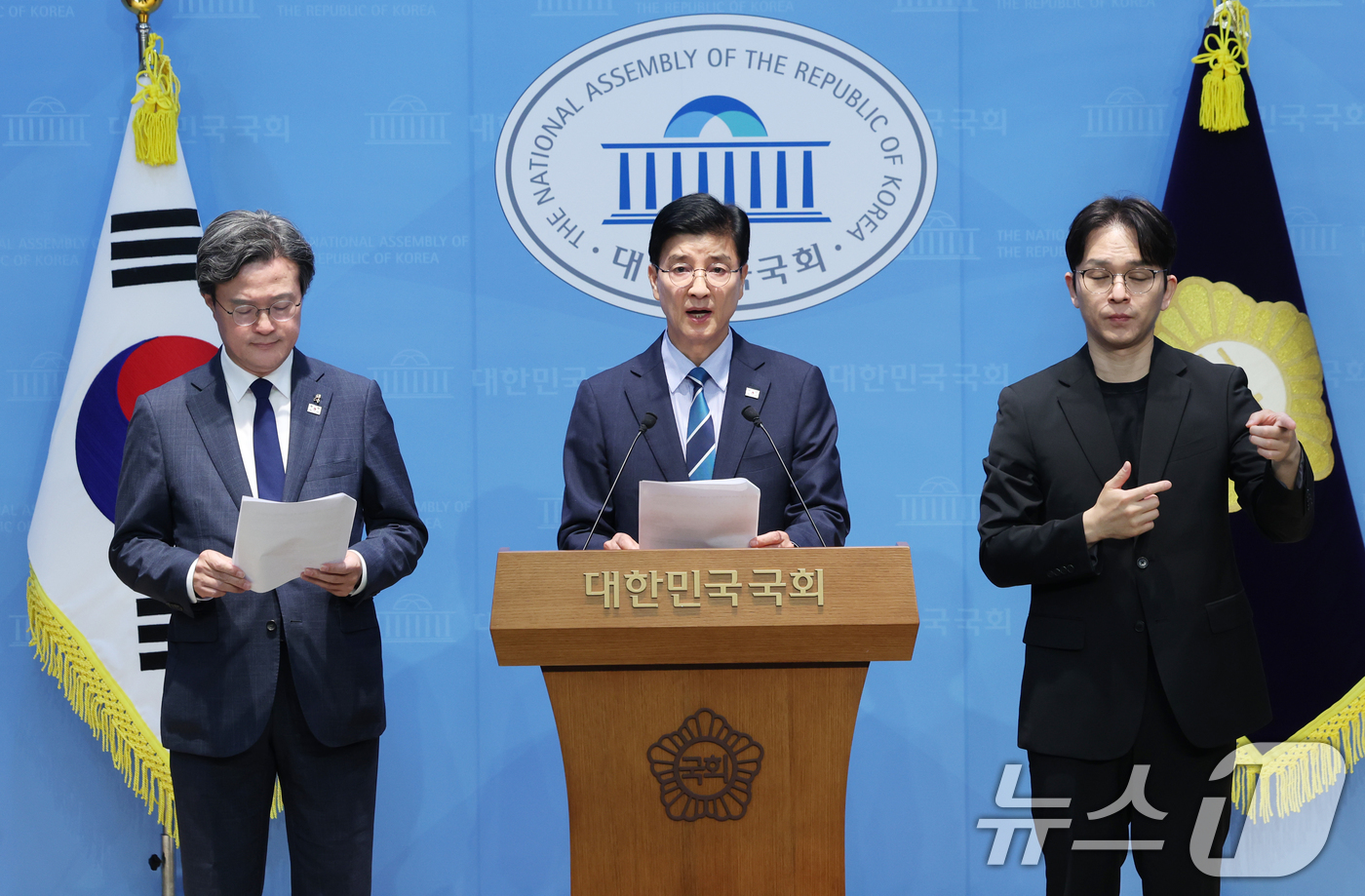 (서울=뉴스1) 황기선 기자 = 더불어민주당 이해식, 채현일 의원이 29일 오전 서울 여의도 국회 소통관에서 '오세훈 서울시장 후보 선대위의 불법 비방·여론조작 의혹 관련 기자회견 …