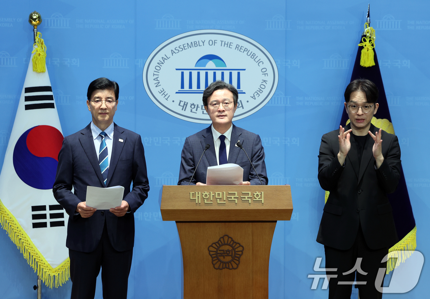(서울=뉴스1) 황기선 기자 = 더불어민주당 이해식, 채현일 의원이 29일 오전 서울 여의도 국회 소통관에서 '오세훈 서울시장 후보 선대위의 불법 비방·여론조작 의혹 관련 기자회견 …